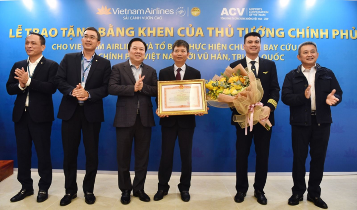 Thủ tướng tặng Bằng khen cho tổ bay đưa 30 công dân từ Vũ Hán về nước
